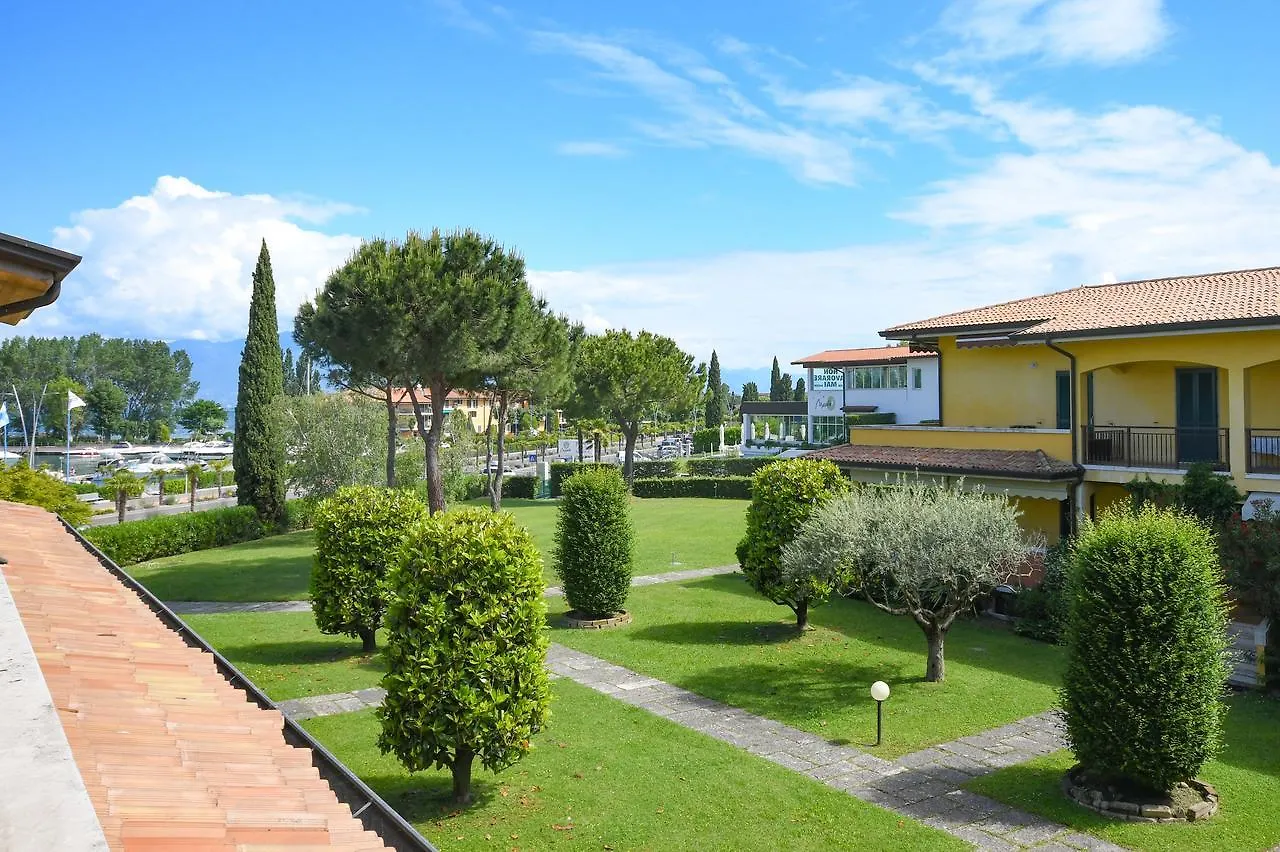 Sirmione Beach Apartment 0*,